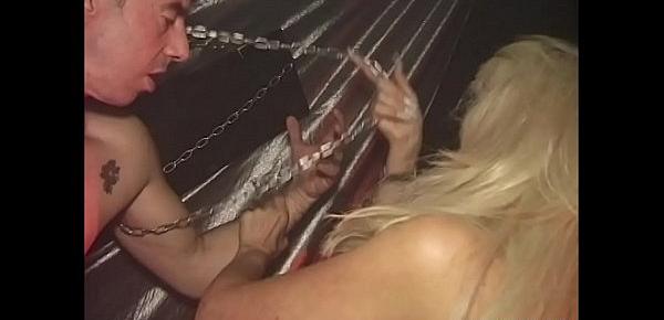  BDSM con frustate, pisciate e cera calda allo swinger club